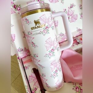 New The Stanley X LoveShackFancy Holiday Quencher H2.0 Tumbler The flowstate